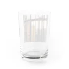 shell_hutの窓から覗く荒廃した建物が立ち並ぶ無人の通り Water Glass :back