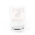 キャリーのふわふわのクッションで遊ぶウサギの赤ちゃん Water Glass :back