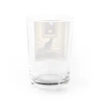 pinoko4143の絵画をバックにたたずむ黒猫 Water Glass :back