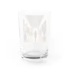 こにこの美術館を歩く女の子 Water Glass :back