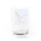 ganeshaの群れの中で他の人と協力しているタカ Water Glass :back