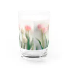 Leomatsuraのピンクと白のチューリップ Water Glass :back