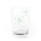 アミュペンの数学的なデザインを持つ緑と白の花 Water Glass :back