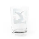 Toro Rosso Shopのジャンプする鯨 2 Water Glass :back