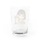 aqua-roomのさくらと小さな子ネズミ - イラスト: さくらとタロウが一緒に微笑んでいる場面 グラス反対面