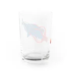 Kinkadesign うみのいきものカワイイShopのマッコウクジラVSダイオウイカ Water Glass :back