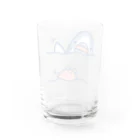 サメとメンダコ[namelessmm2]の手を振るサメとメンダコ Water Glass :back