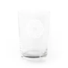 シンプルなグッズ やこ屋の(白抜き)レースの幾何学模様な花 Water Glass :back