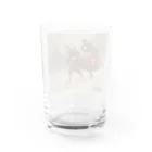 世界の絵画アートグッズのKnud Bergslien《Skiing Birchlegs 王子と山を渡る》 Water Glass :back