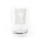 smogのシャツに手を入れる若者 Water Glass :back