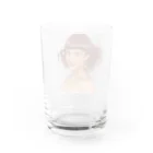 Fred Horstmanの巻き毛と濃い茶色の目を持つ美しい女性。 Water Glass :back