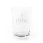 8anna storeのスイーツ（甘い物）やめられない！／ロゴ風デザイン Water Glass :back