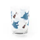 Kotetsu diary(SUZURI店)のサメ×ヴァイオリン Water Glass :back