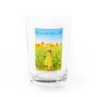 ウクライナを応援します！のひまわり畑とウクライナカラーのリボンをつけた少女-Stand with Ukraine♡ Water Glass :front