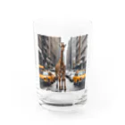 Wenbeeの車が行き交う街にたたずむキリン Water Glass :front