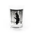 しるえっとのスマホを操作するエモーショナルな雰囲気の女性 Water Glass :front