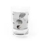 ininicoの小さな傘をさして歩いているハリネズミ Water Glass :front