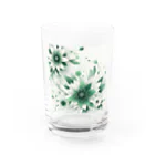 アミュペンの数学的なデザインを持つ緑と白の花 Water Glass :front