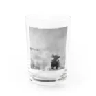 D7C7DC?B1の海辺を散歩するチワワ Water Glass :front