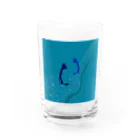 Rossi Stockの天の川を渡るペンギン Water Glass :front