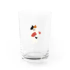 SUIMINグッズのお店のまぐろの握り寿司を自慢げに運ぶねこ Water Glass :front