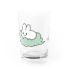 yukiusastudioの雲に乗ったうさぎさん（グリーン） Water Glass :front