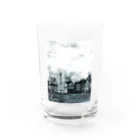 ふわりの絵画のような街（原色） Water Glass :front