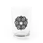 シンプルなグッズ やこ屋のレースの幾何学模様な花 Water Glass :front