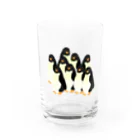 mendakoshopのこっちを見てくるペンギン Water Glass :front