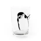 コンぎつねデザイン工房の片翼を広げたヒゲペンギン Water Glass :front