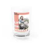 中嶋涼子の車椅子ですがなにか？！のPink bg Ver.2 w/QR code Water Glass :front