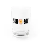 sun☀︎sonのサンサンあかちゃん(ロゴ) Water Glass :front