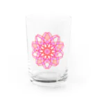 おもちの家の赤とピンクの幾何学模様　花 Water Glass :front