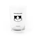 まるっともふもふ白黒にゃんずのまんなかわけ猫のグラス Water Glass :front