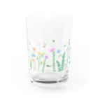 カワラリマーの花畑で春風と遊ぶ仲良しトリオ Water Glass :left