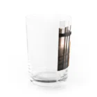 shell_hutの窓から覗く荒廃した建物が立ち並ぶ無人の通り Water Glass :left