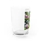 Sunbathingのアジサイの花の下を移動するカタツムリ グラス左面