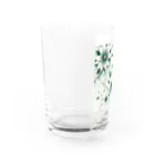 アミュペンの数学的なデザインを持つ緑と白の花 Water Glass :left