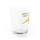 NIKORASU GOの恐竜ティラノサウルスTシャツ「鬼さんこちら手のなるほうへ」 Water Glass :left