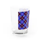 シンプルなグッズ やこ屋の紫の花の幾何学模様 Water Glass :left