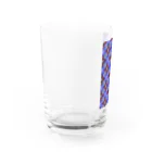 シンプルなグッズ やこ屋の(縦ver)紫の花の幾何学模様 Water Glass :left