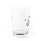 ねこ猫屋さんのキジトラ猫さんとクローバー Water Glass :left