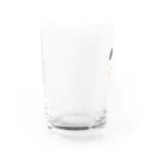 SUIMINグッズのお店のはまちの握り寿司を前のめりに運ぶねこ Water Glass :left