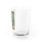 ペチャップリン の笛を吹く少年の横でパグ座り Water Glass :right