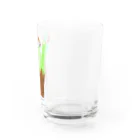 ぽこぽんやさんのお正月の門松についているナンテンをたべるスズメ Water Glass :right