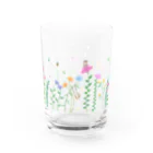 カワラリマーの花畑で春風と遊ぶ仲良しトリオ Water Glass :right