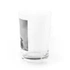 D7C7DC?B1の海辺を散歩するチワワ Water Glass :right