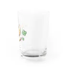 ねこ猫屋さんの茶トラ猫さんとクローバー Water Glass :right