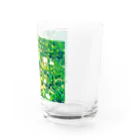 ラズリのトイカメラの青い蝶々とシロツメクサ Water Glass :right