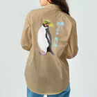 LalaHangeulの風に吹かれるイワトビペンギンさん(文字ありバージョン) バックプリント Work Shirt